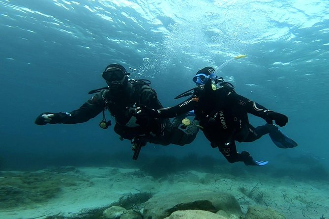 First scuba diving experience with instructor - Malta - Learning the equipment before entering the sea