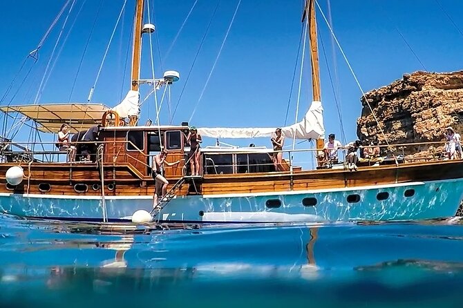 Malta: Around Comino Cruise and Gozo Jeep Tour with Lunch - Comino by boat: beautiful water, busy decks