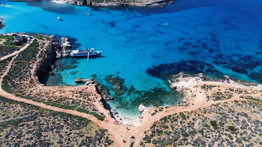Malta: Comino, Blue Lagoon, Crystal Lagoon & Caves Cruise - Deck chairs, shade, lockers, and the onboard café