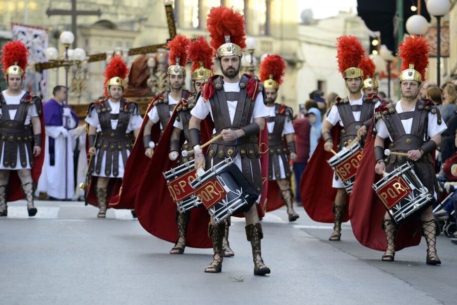 Malta: Good Friday Afternoon Procession with Transportation - Reading the procession as it passes