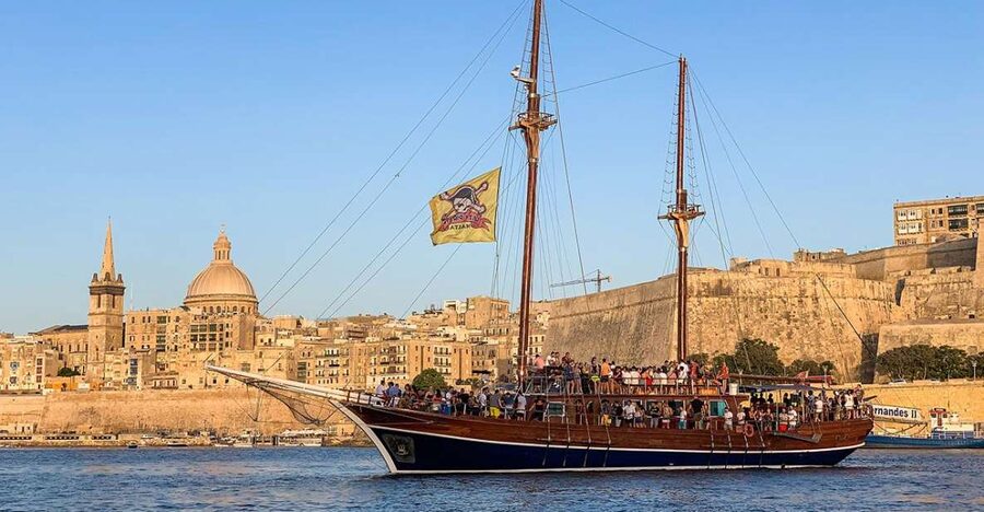 Malta: Lazy Pirate Boat Party with Drinks & Food - The open bar and the food on board