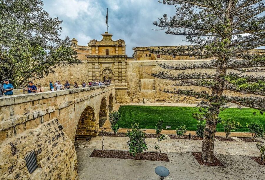 Malta: Mdina, Dingli Cliffs and San Anton Botanical Gardens - Entering Mdina through the fortified gates