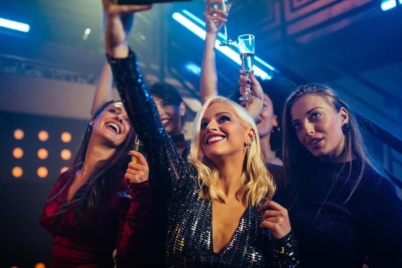 Malta: Ultimate Girls' Night Out - The cocktail hour at a local bar