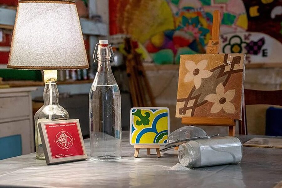 Maltese Tile - Souvenir painting workshop with local - The first half hour: Maltese tiles and the basic method