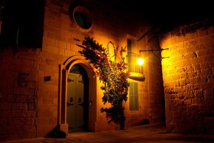 Mdina: Valletta Waterfront Area, Mdina, and Rabat Night Tour - Weather, shoes, and practical comfort