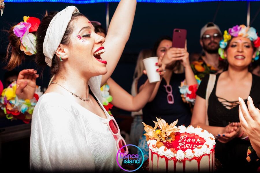 Sliema: Sailboat Party with an Open Bar, Food, and Swimming - Dancing with reggaeton and a live DJ