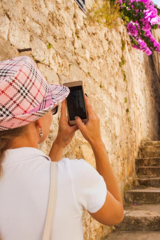 Valletta: Express Walk with a Local in 60 minutes - Triton Fountain and the city’s grand entrance