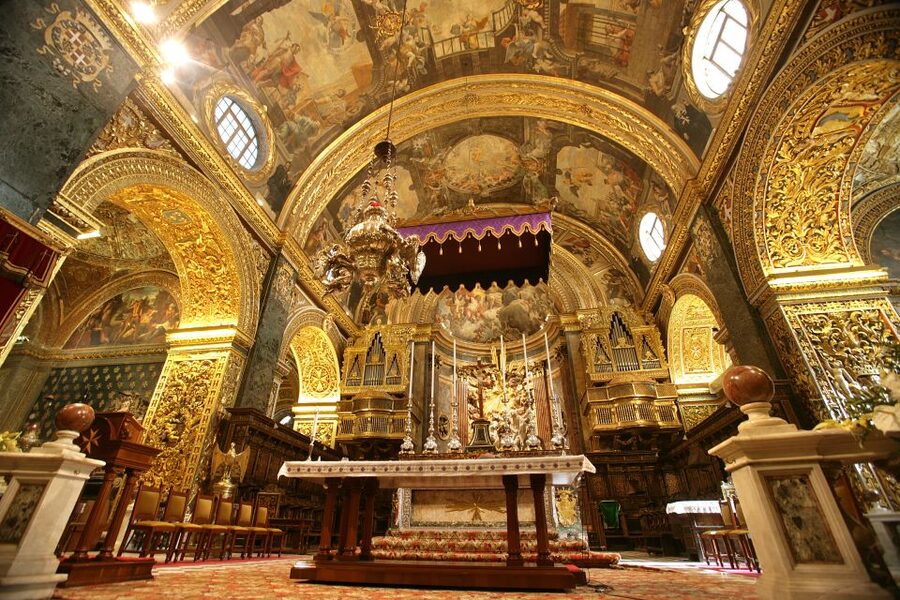 Valletta: Guided Walking Tour with St. John's Co-Cathedral - Meeting the red umbrella at Valletta’s entrance